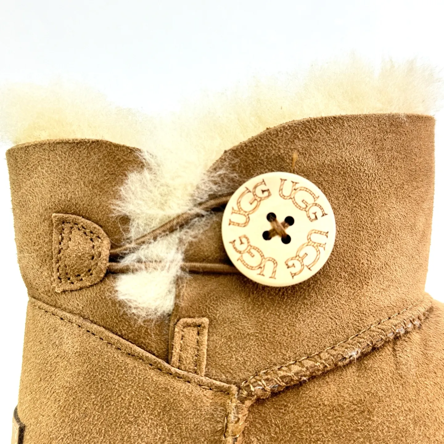 💰400 1016422 UGG KALLEN LACE Mainstream technology in the market: sheepskin and wool integrated. Use Longfeng A-grade sheepskin and wool integrated raw materials. The original leather panel is tanned and filled with fiber. It feels soft and has a uniform color. No further processing or compounding operations are required. Size: 35 36 37 38 39 40